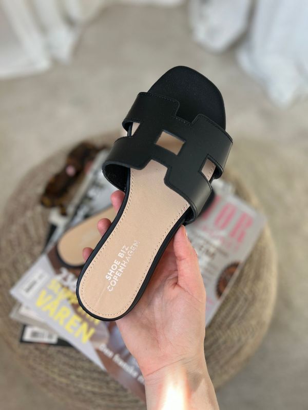 Claire New Plain Black